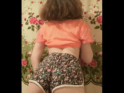 ❤️ Dhallaan yar oo sexy ah oo iska siibaysa surwaalka gaaban ee kamarada ❤️ Galmo ❤